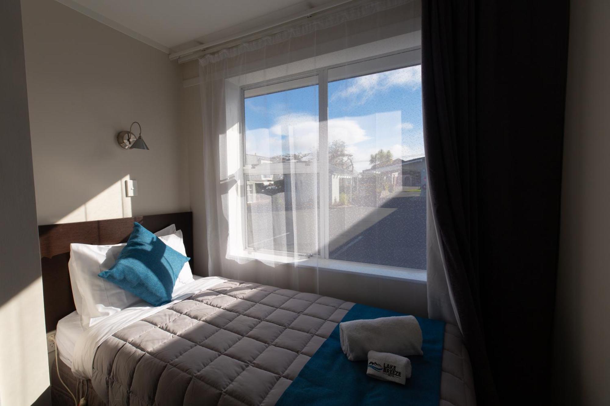 Lake Breeze Motel Taupo Exterior photo