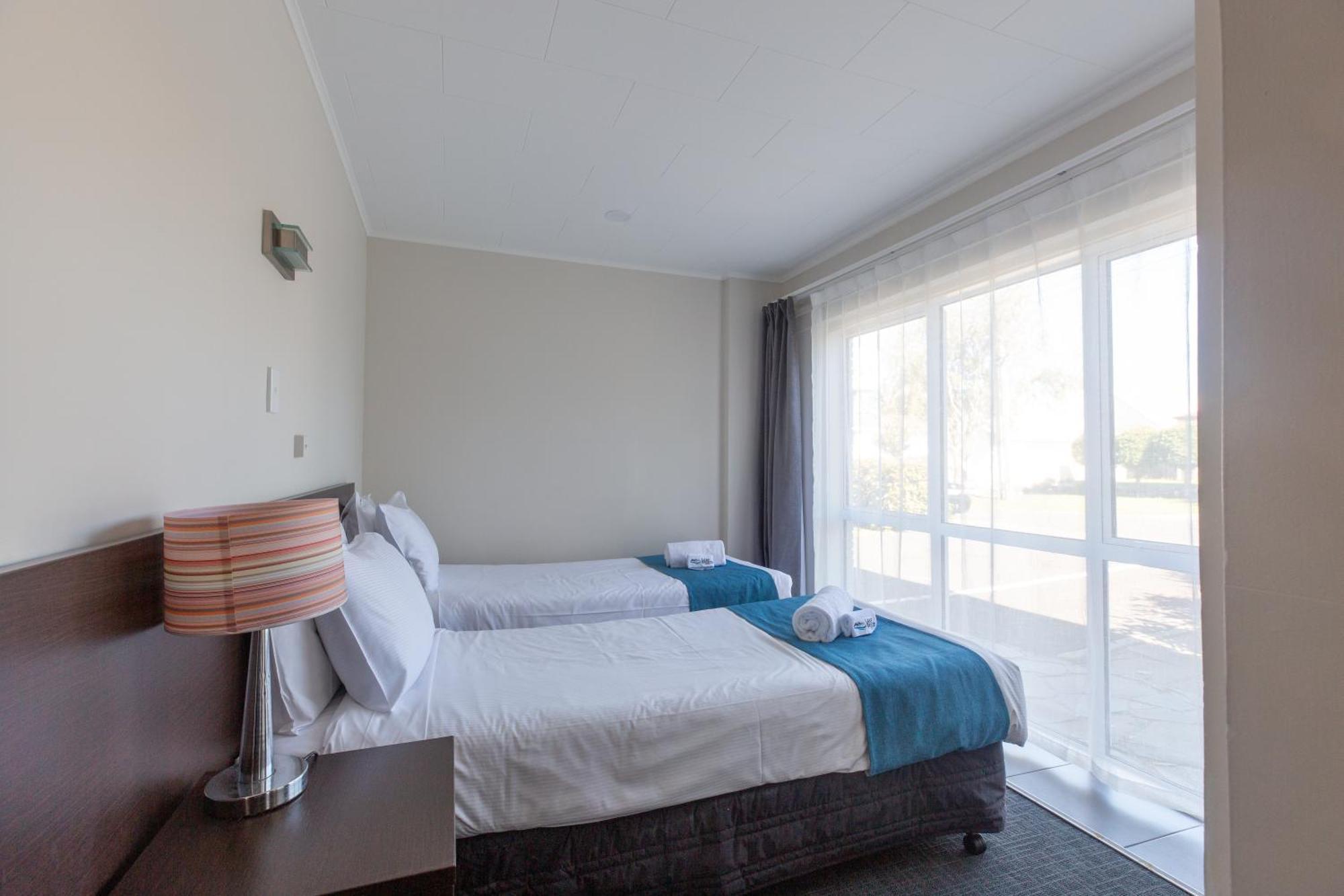 Lake Breeze Motel Taupo Exterior photo